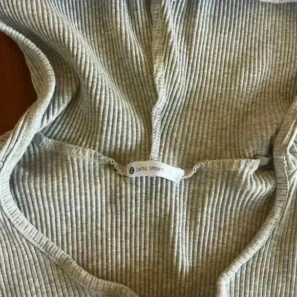 Zaful Sports Cropped hooded gray long sleeve top and free pants leggings size 8 - Picture 5 of 11